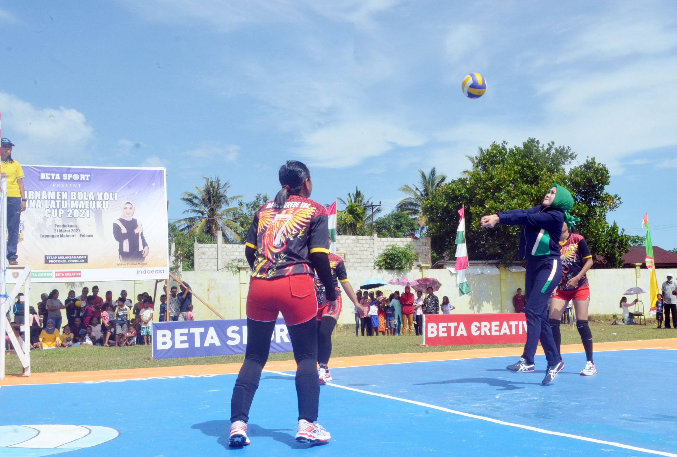 Ina Latu Maluku, Widya Pratiwi Murad bermain voli usai pembukaan.***